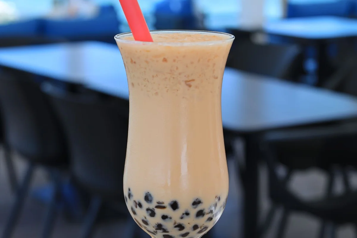 Milchtee mit dunklen Tapiokaperlen in einem Glas