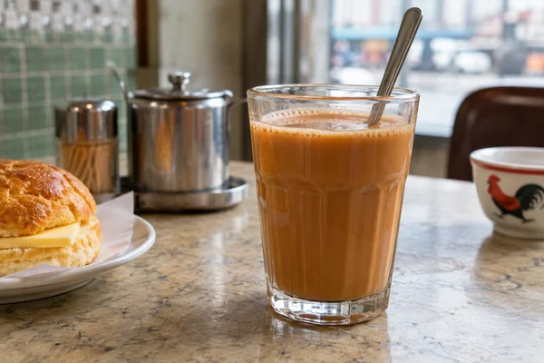 Hongkonger Tee-Kaffee-Mischung mit Milch in einem Glas