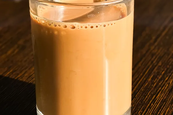 Nahaufnahme eines Glases indischen Masala Chai