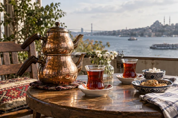 Türkische Doppelkanne mit Teegläsern auf einem gemeinsamen Tisch
