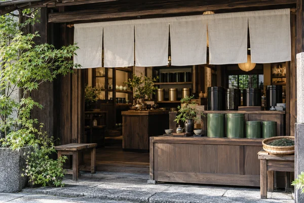 Japanischer Teeladen mit Stoffvorhang und Teedosen